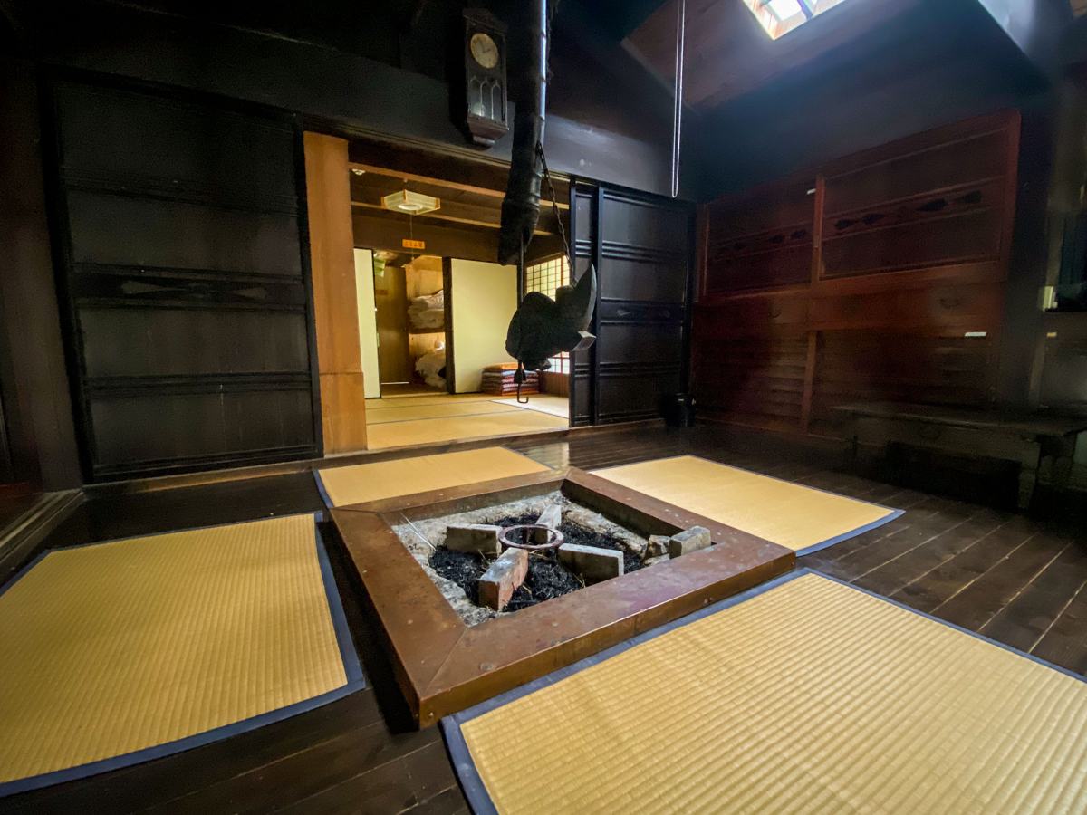 青木本家の囲炉裏の間